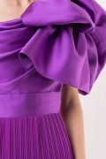 Пурпурна сукня з акцентним бантом