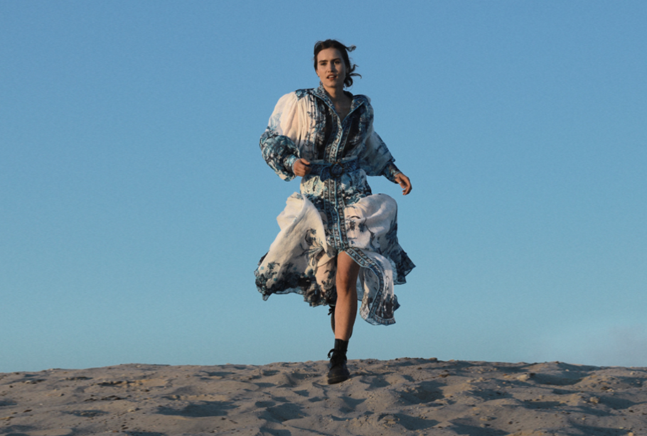 Вибирайте флористичні принти і легкі тканини для створення літнього жіночного образу. Комбінуйте з грубим взуттям та аксесуарами, щоб додати краплю зухвалості