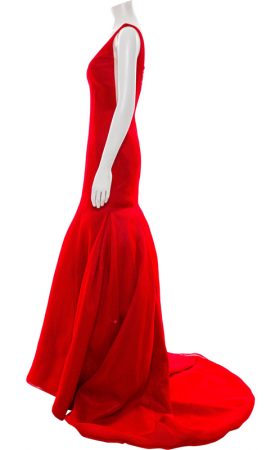 Вечірня сукня в алому відтінку