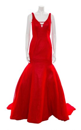 Вечірня сукня в алому відтінку