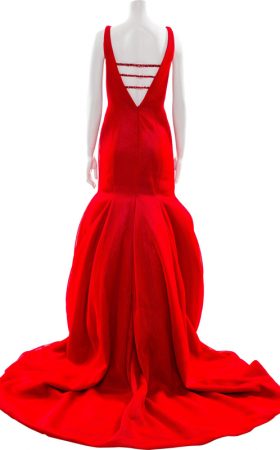 Вечірня сукня в алому відтінку