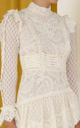 Кружевное асимметричное платье с мини-корсетом