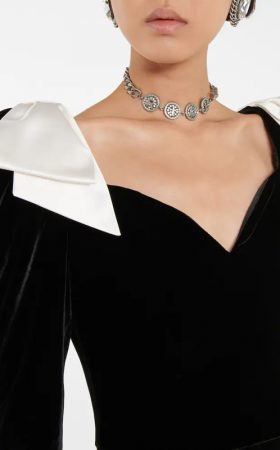 Оксамитова сукня із контрастними бантами