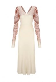 Нежно-розовое платье с акцентными рукавами