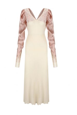 Нежно-розовое платье с акцентными рукавами