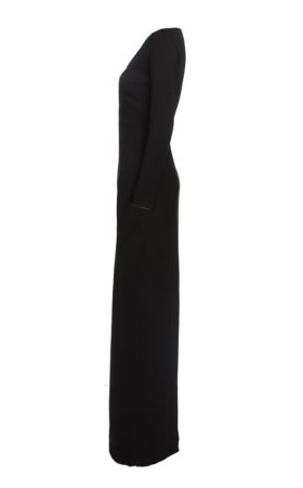 Чорна довга сукня із глибоким декольте