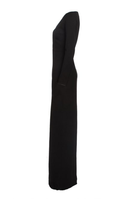Чорна довга сукня із глибоким декольте