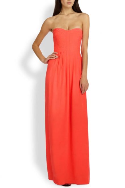 Коралова шовкова сукня з відкритими плечима