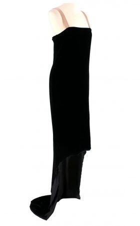 Оксамитова сукня з асиметричним подолом