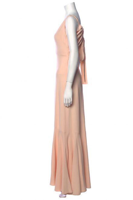 Елегантна пудрова сукня з декоративним драпіруванням