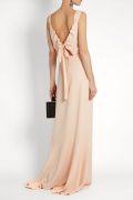 Елегантна пудрова сукня з декоративним драпіруванням