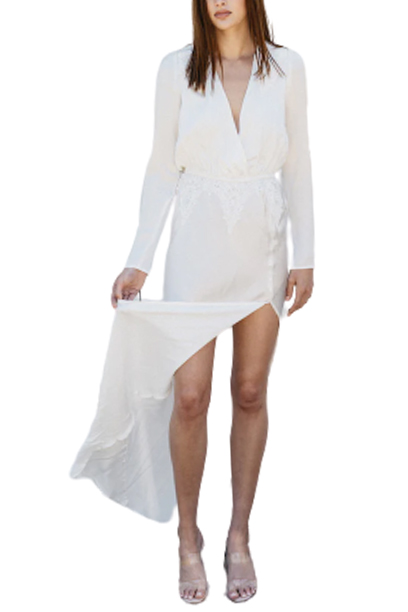 Вишукана біла сукня із глибоким вирізом