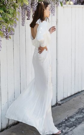 Вишукана біла сукня із глибоким вирізом