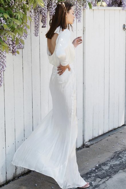 Вишукана біла сукня із глибоким вирізом