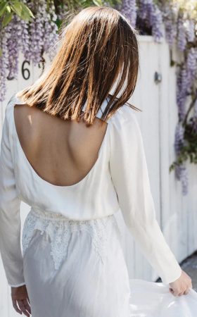 Вишукана біла сукня із глибоким вирізом