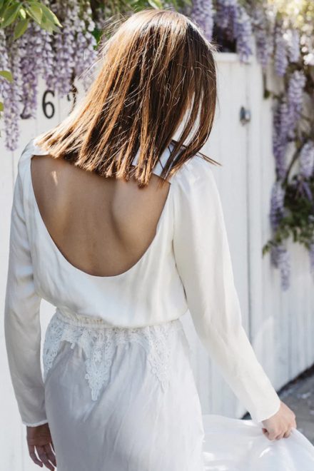 Вишукана біла сукня із глибоким вирізом